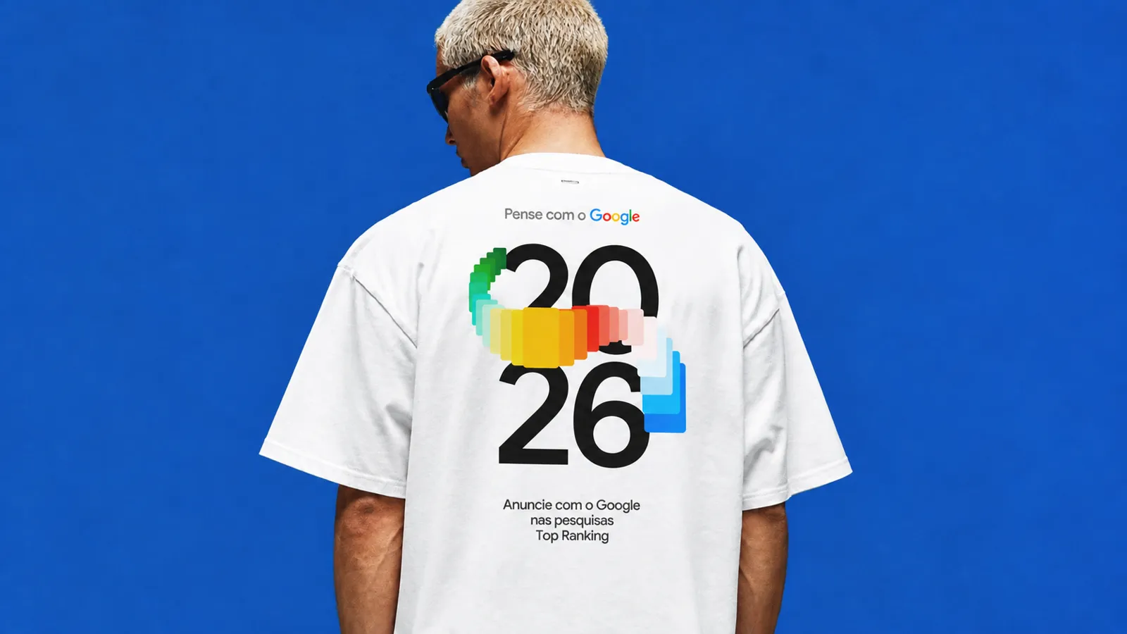 Especialista em gestão de tráfego pago da Visualiza Digital com camiseta de campanha no Google